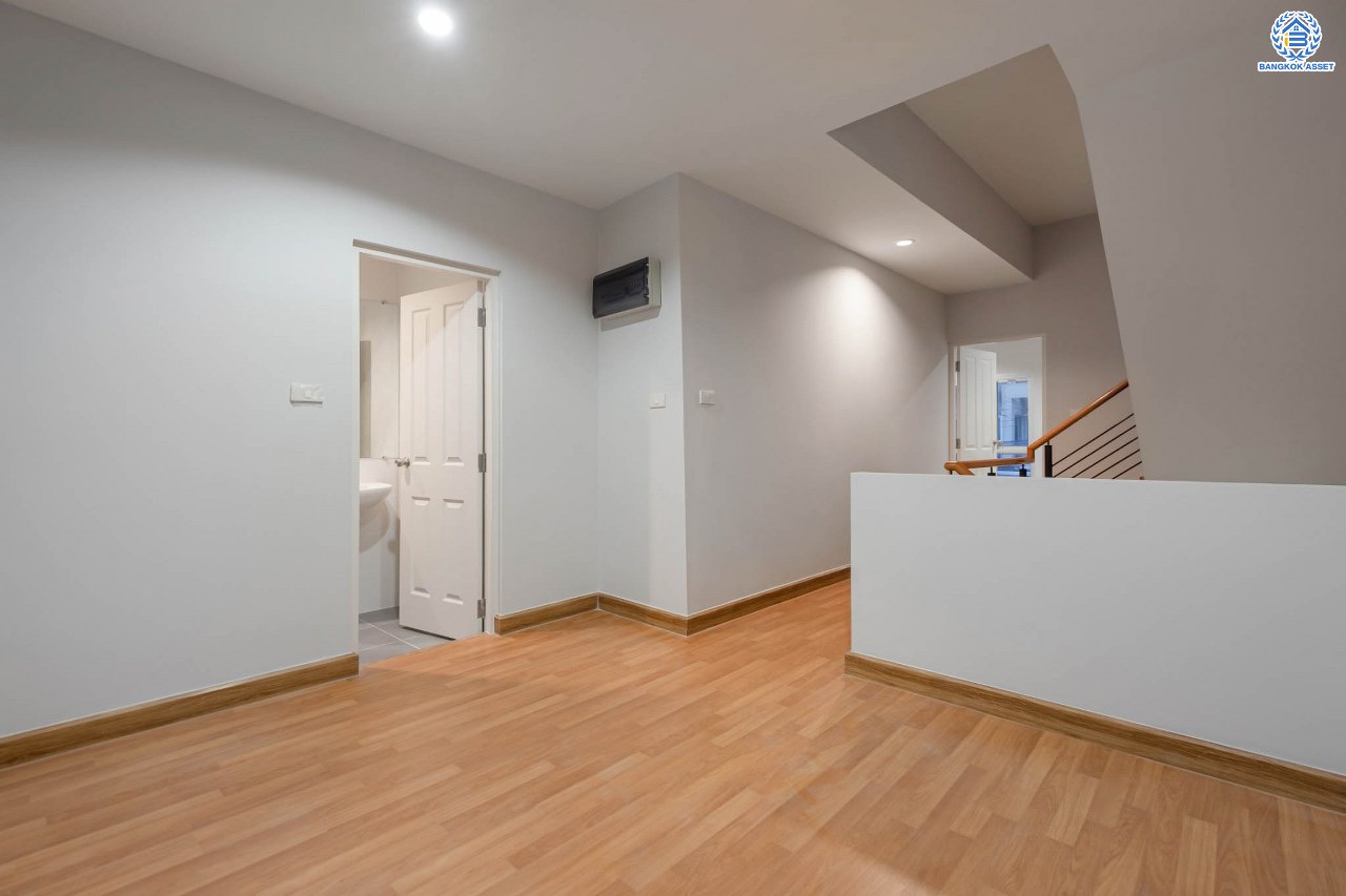 บ้านมือสองตกแต่งใหม่ ดีไซน์สวย ม.วิสต้าปาร์ค รัชดา-รามอินทรา เนื้อที่ 22.3 ตร.ว. ฟังก์ชัน 4 ห้องนอน 4 ห้องน้ำ จอดรถได้ 2 คัน รองรับทุกกิจกรรม บนทำเลเชื่อมต่อหลายเส้นทาง อาทิ ถนนประเสริฐมนูกิจ และถนนนวมินทร์ ใกล้รถไฟฟ้าสายสีชมพู "สถานีนพรัตน์" และจุดขึ้นทางด่วน "รามอินทรา"